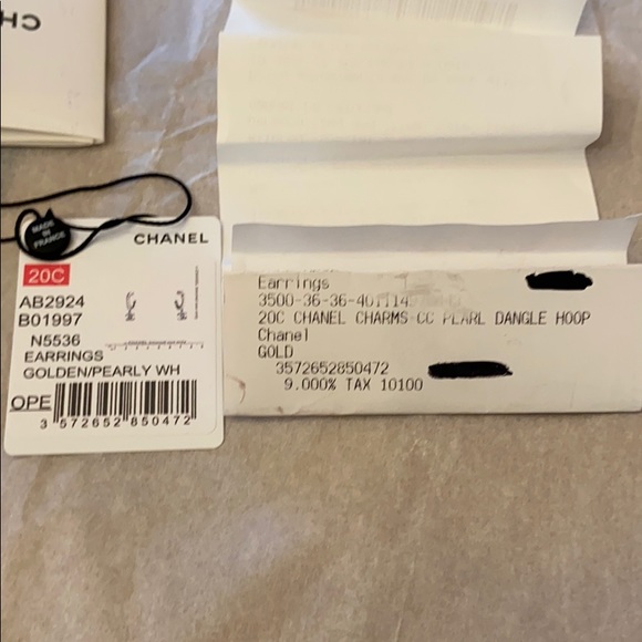 BNWT Authentic CHANEL Charms CC Pearl Dangle Hoops - Picture 9 of 9